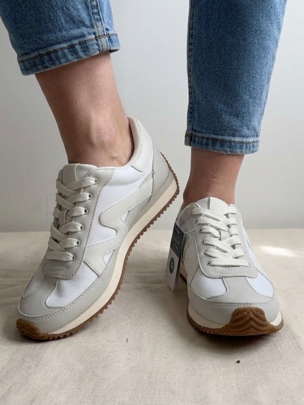 NWT Universal Thread Mercedes Sneakers Size 9 White Lace Up Gum Sole Casual